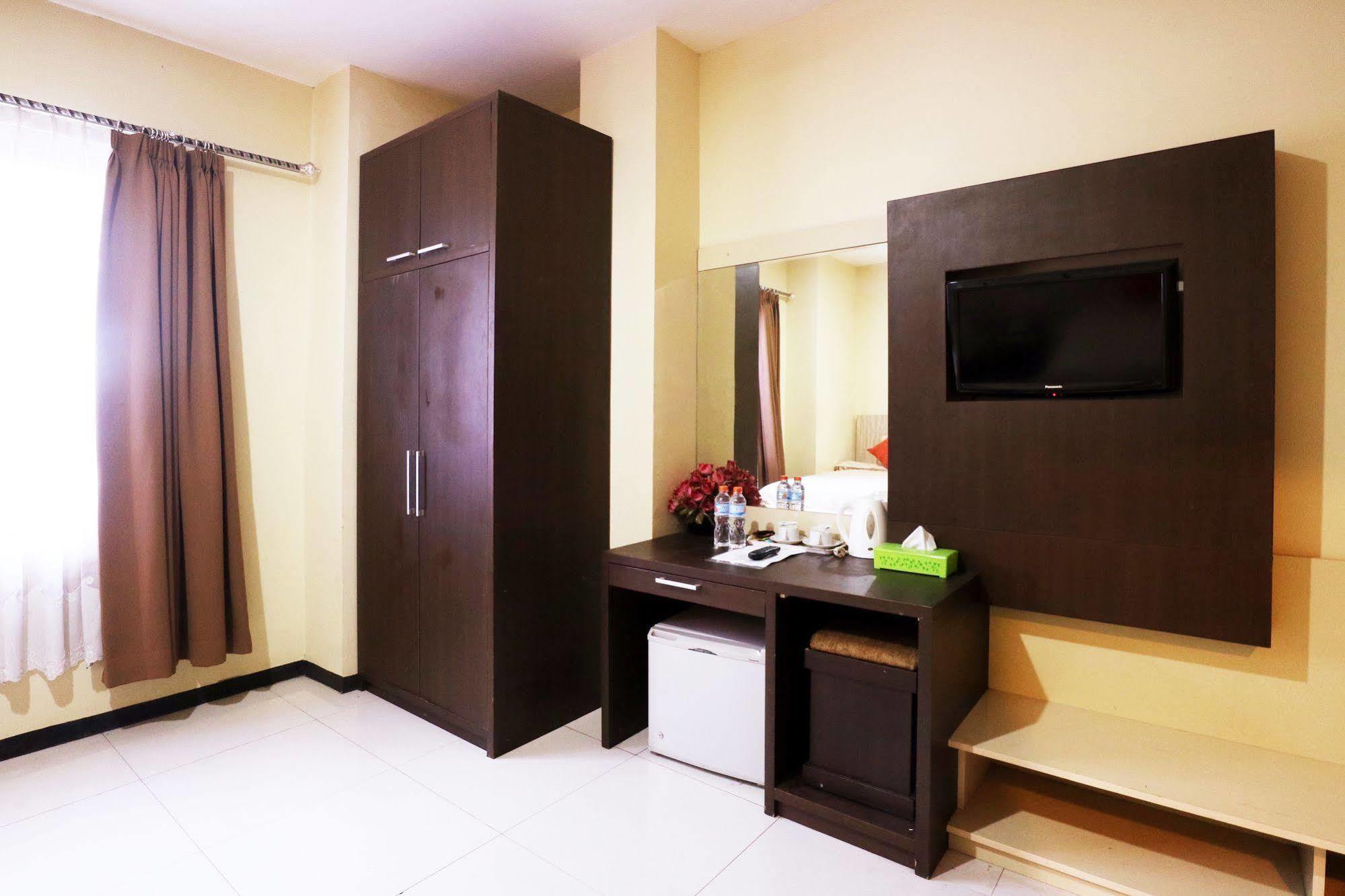 Agraha Andalas Hotel Makassar Exterior photo