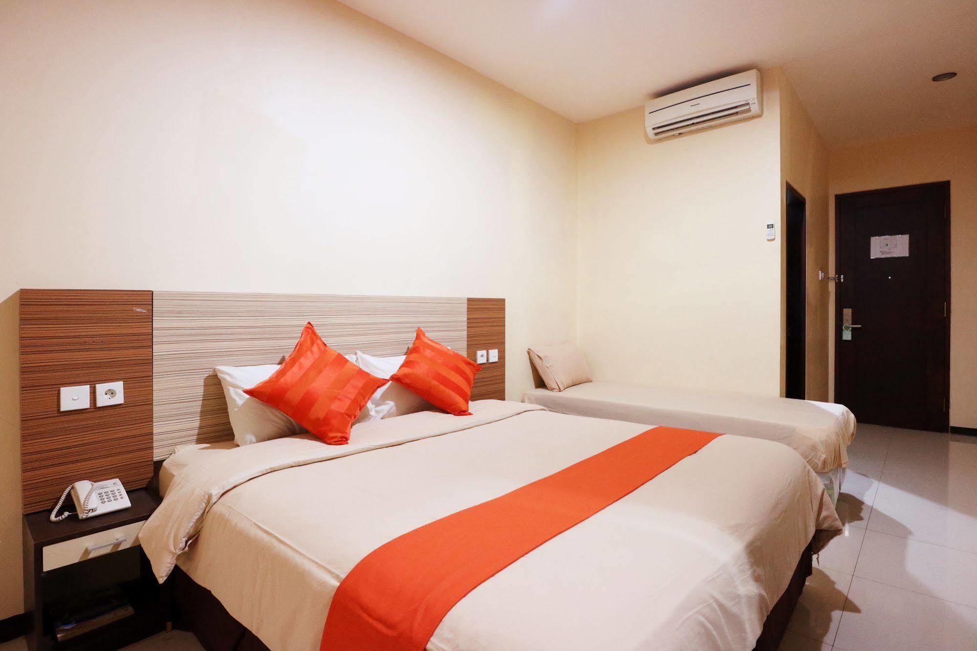 Agraha Andalas Hotel Makassar Exterior photo