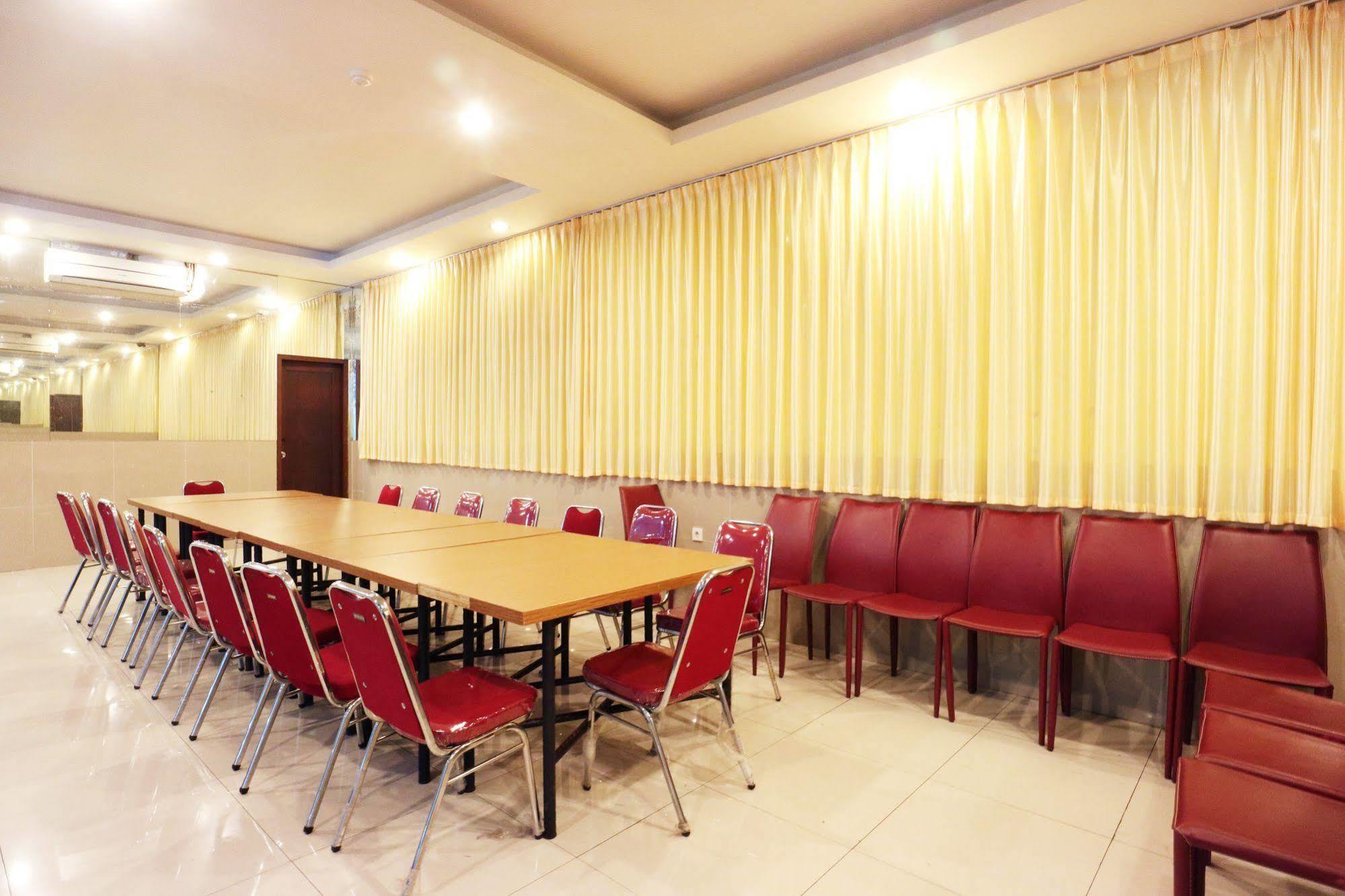 Agraha Andalas Hotel Makassar Exterior photo