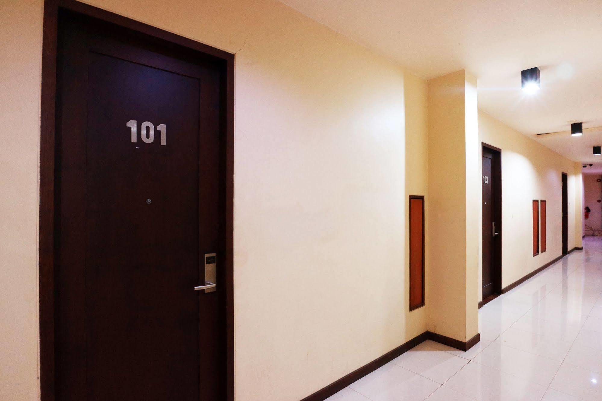 Agraha Andalas Hotel Makassar Exterior photo